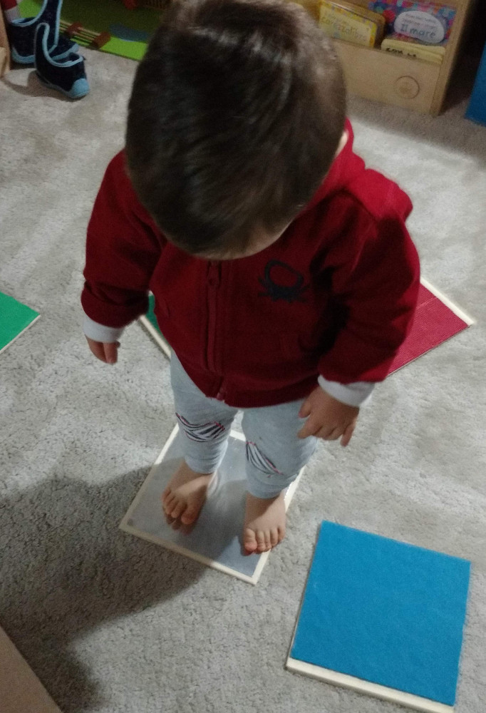 mio figlio che a 2 anni gioca con i pannelli sensoriali